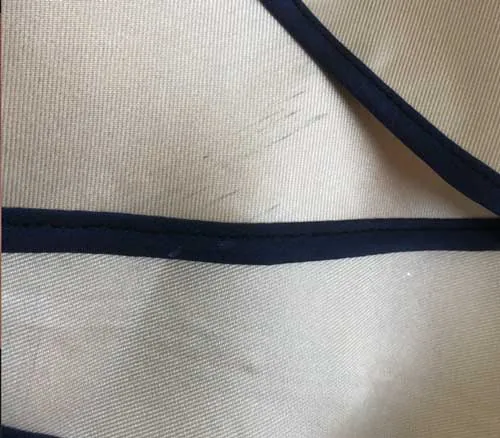 引っ掻いたような汚れの不良品