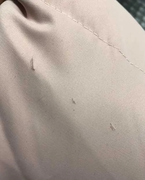切れて傷のようになっている不良品