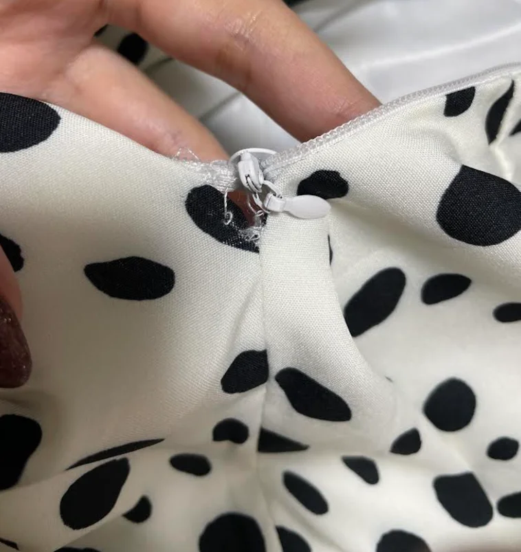 チャックが縫われておらず破れが発生した不良例