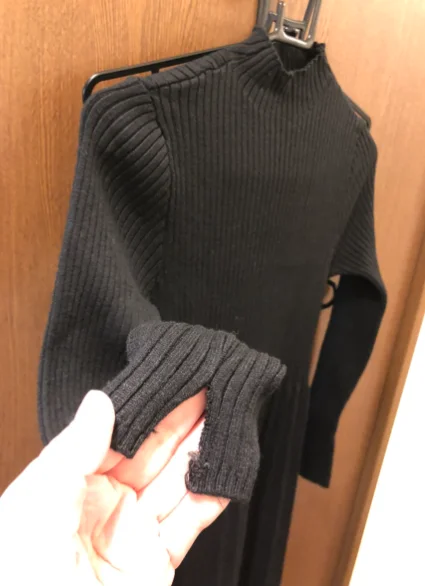 ニットの袖がほつれて裂けた不良例